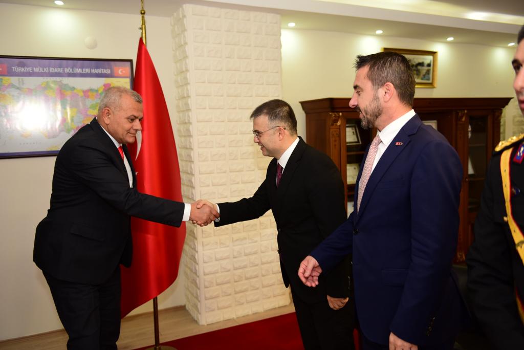 İLÇE KAYMAKAMIMIZ RECEP ÖZTÜRK, 29 EKİM CUMHURİYET BAYRAMI’NIN 100’ÜNCÜ YILI MÜNASEBETİYLE MAKAMINDA TEBRİKLERİ KABUL ETTİ