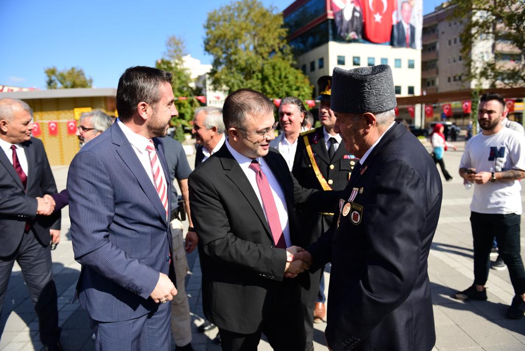 CUMHURİYETİMİZİN 100. YILINI KUTLAMA PROGRAMI İLÇE KAYMAKAMIMIZ RECEP ÖZTÜRK’ÜN ATATÜRK ANITINA ÇELENK SUNUMU İLE BAŞLADI