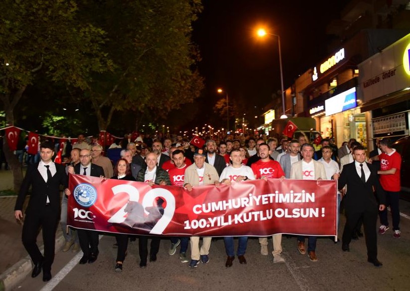 CUMHURİYETİMİZİN 100. YILI KUTLAMALARI KAPSAMINDA COŞKULU VE BÜYÜK KATILIMLI BAYRAK YÜRÜYÜŞÜ VE FENER ALAYI GERÇEKLEŞTİRİLDİ
